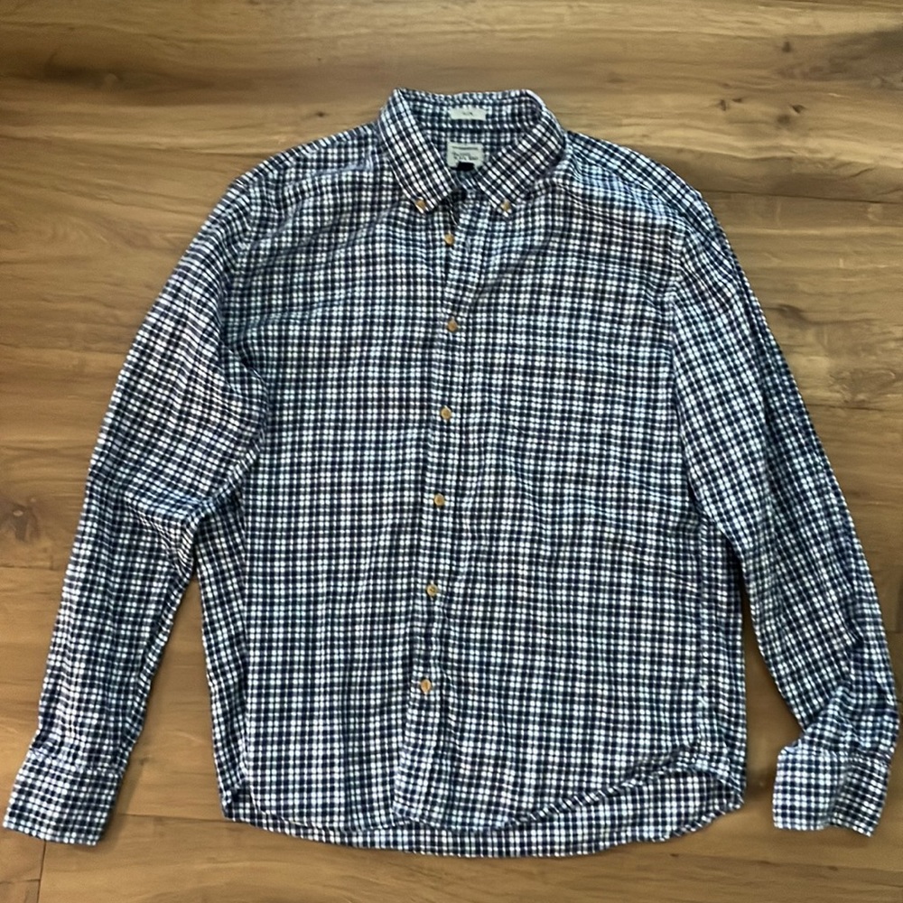 J Crew XL Slim fit Men’s 100 percent cotton shirt Navy patterned very soft